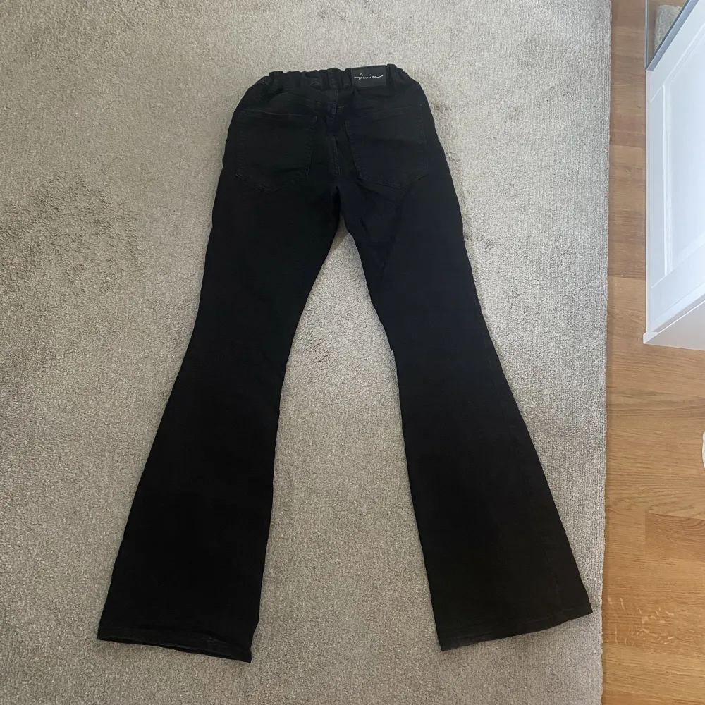 Svarta utsvängda lågmidjade jeans, mycket fint skick.. Jeans & Byxor.