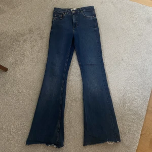Jeans  - Mörkblåa jeans, utsvängd modell. Mycket fint skick 