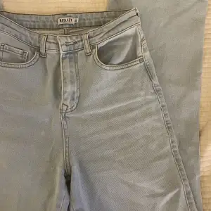 Jeans från madlady i ljusblåfärg. Sällan använda och är lite längre i benen. Byxorna har små vita fläckar framtill som syns på bilden men det syns inte när dem är på kroppen. 