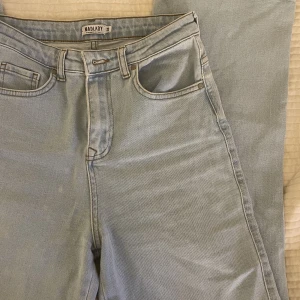 Jeans från madlady - Jeans från madlady i ljusblåfärg. Sällan använda och är lite längre i benen. Byxorna har små vita fläckar framtill som syns på bilden men det syns inte när dem är på kroppen. 