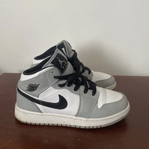 air jordans  - säljer mina air jordans mid i storlek 38.5 i bra skick 