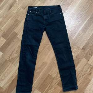 Svarta jeans från märket Levi’s  Använda ett tag därpå det låga priset   Inga hål eller liknade, bra skick 
