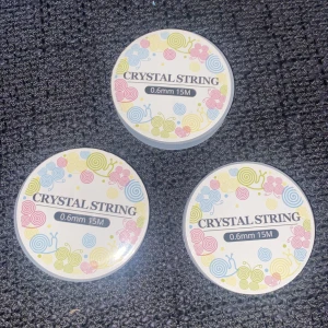 Elastisk tråd - Säljer 3 rullar med tråd i ett pack för 10kr eller 5kr styck, använt lite tråd av någon rulle! 🙌🏻 står ej för frakten 🫶🏻