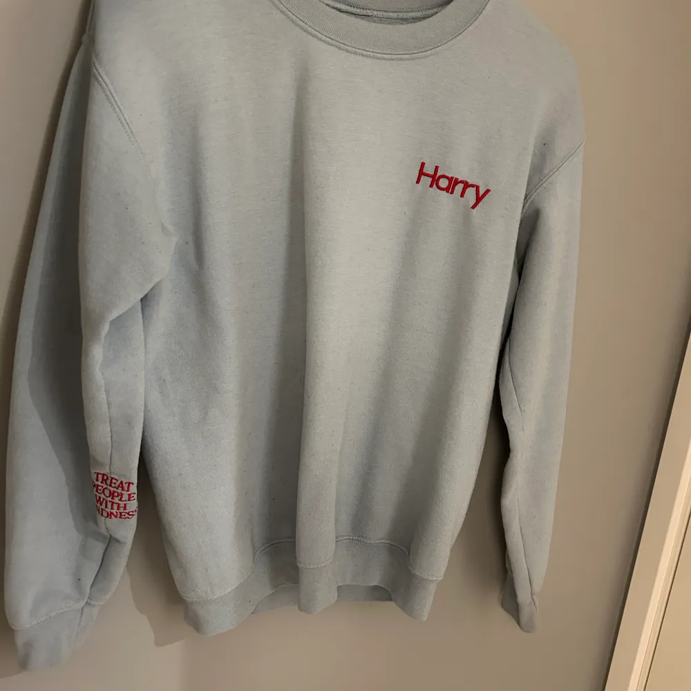 jag säljer min officiella harry styles tröja som är i använt skick. skicka ett pm för fler bilder eller frågor, köparen står för frakten!😊. Hoodies.