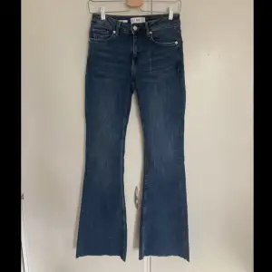 Jeans med utsvängda ben från MNG Denim (Mango). Storlek 36