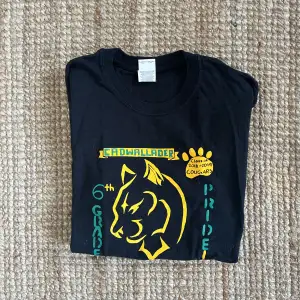 Ball T-shirt köpt second hand. Är i nyskick med print. Möts upp vid slussen om så önskas🐝