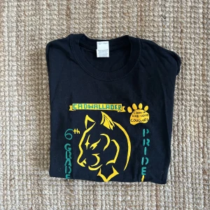 Cool t-shirt - Ball T-shirt köpt second hand. Är i nyskick med print. Möts upp vid slussen om så önskas🐝
