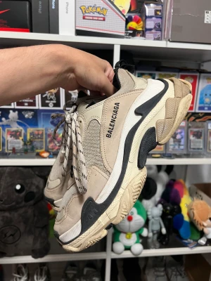 Balenciaga Triple S 40 - Storlek 40, sitter som 41. Kommer med box, dustbag och kvitto. Dem är väl använda som du ser på bilderna.