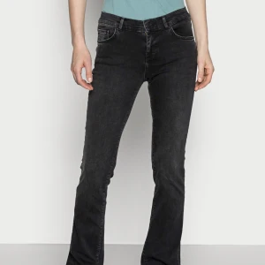 Snygga LTB jeans😻 - Säljer ett par as snygga mörkgråa lågmidjade ltb jeans som tyvärr är för stora på mig🥰 jeansen är modellen fallon och passar mig som är 175!💗 kan antingen posta eller mötas upp i Stockholm💕nypris 799 säljer för 200