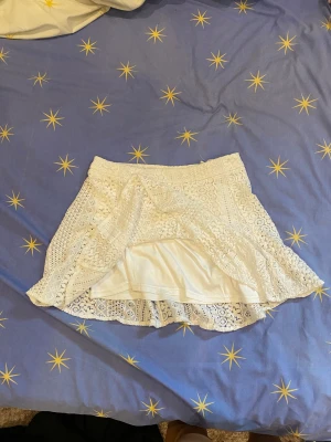 Spets kjol - SUPER SÖT spets kjol⚡️säljer pga den är för liten