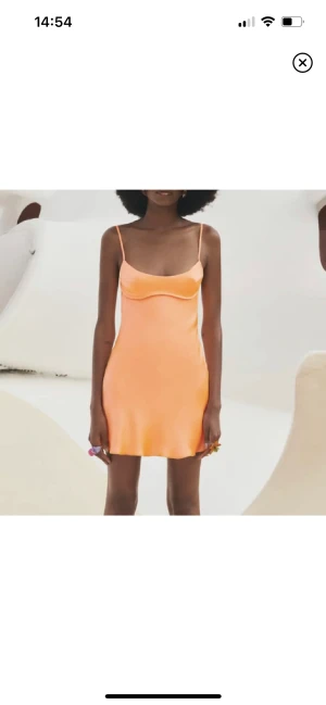 Klänning från Zara - Jätte fin orange satinklänning från Zara med öppen rygg. Som ny, i storlek L men är mer som M/S.