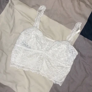 Spetstopp - Söt spetstopp i bra skick, strl M men upplever den liten i storlek. Hör av dig vid funderingar.