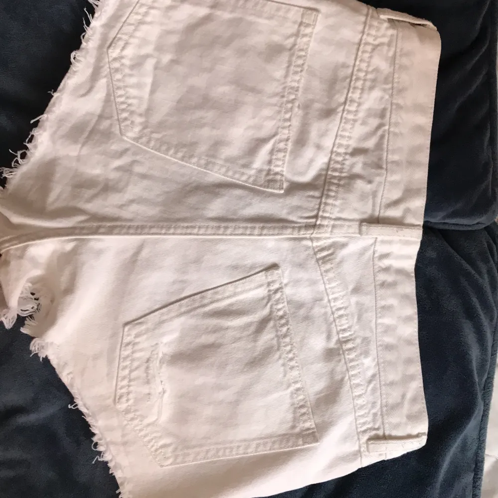 Vita ”slitna” jeansshorts från H&M väldigt fina men är tyvärr lite förstora för mig. Shorts.