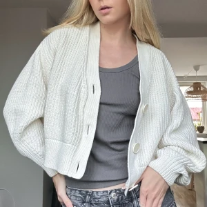 Stickad kofta  - Vit supersöt stickad kofta från H&M. Använd men i fint skick. 