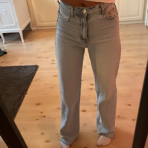 Högmidjade jeans  - Fina ljusblå jeans använda fåtal gånger 