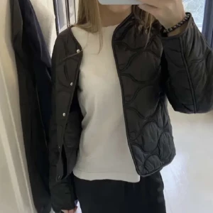 Mango jacka😻🥭 - En super snygg jacka som passar perfekt nu till hösten! Säljer då den aldrig kommit till användning. Kom privat för egna bilder!!🫶🏻Jackan är i strl XS men skulle säga att det även passar S.😻Köptes för 600 kr!!😻Köparen står för frakten. Direktpris: 450