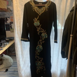 Blommig klänning  - Lång klänning, tunt tyg, broderat tryck på