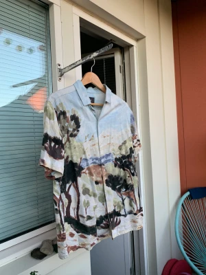 Skjorta - Skjorta från HM med snyggt tryck Size M man Sitter true to size