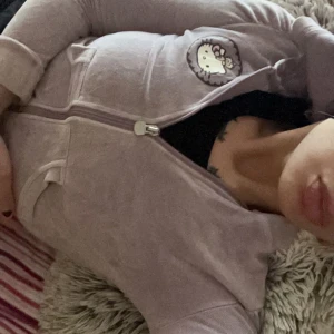 Y2k kofta - Jättesöt y2k stil hello Kitty kofta. Lite tight på mig men hade passat en smal tjej as bra. Den är ljuslila💕