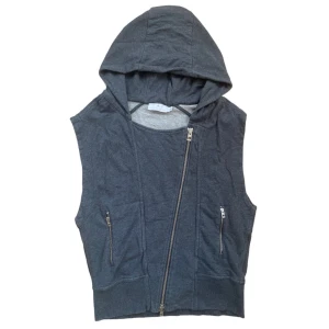 Sleeveless Hoodie - Sleeveless Hoodie från Stella McCartneyxAdidas kollektionen🤍Storleken är 32 men skulle säga att det är storlek M för män och L om inte större för kvinnor💓För mått och frågor DMa gärna🤍