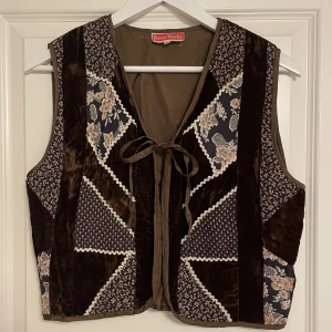 Retro väst - Super cool väst i ett mjukt material. Väldigt häftigt mönster, inga hål eller andra skavanker!!