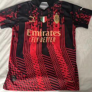 Säljer en Ac milan fotbolls tshirt - Använd 1 gång men var för stor
