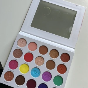 Palett - Varit använd på smink docka för jobb men kan fråga för lägre pry