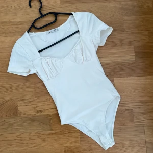 Vit body - Vit body från Pull&Bear i Strl. S (funkar även som XS). Nyskick. Funkar jättebra med massor med outfits! Gåva vid köp. 🎁 Pris kan diskuteras