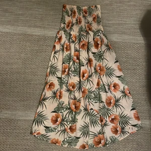 Blommig Klänning/kjol  - Blommig klänning/kjol (kan användas som båda). Oanvänd