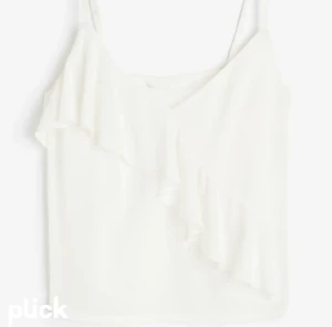 Volang topp hm  - Hej säljer min fina volang topp från Hm då jag har väldigt många liknande. Andvänt Max 2 gånger och har därför inga defekter. ( lånad bild) 