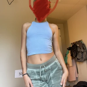 Blå topp - Hej jag säljer min blåa linne/topp från H&M. Använd bara 1 gång