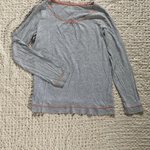 Grå långärmad - Långärmad grå tröja köpt second hand.