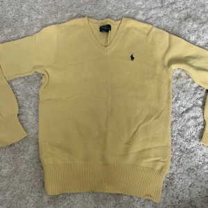 Gul polo tröja - Jättefin gul tröja för hösten! Nästan aldrig använd. Inte mycket att säga om den utom att den är så fin och passar in till höst färgerna! 🍂 