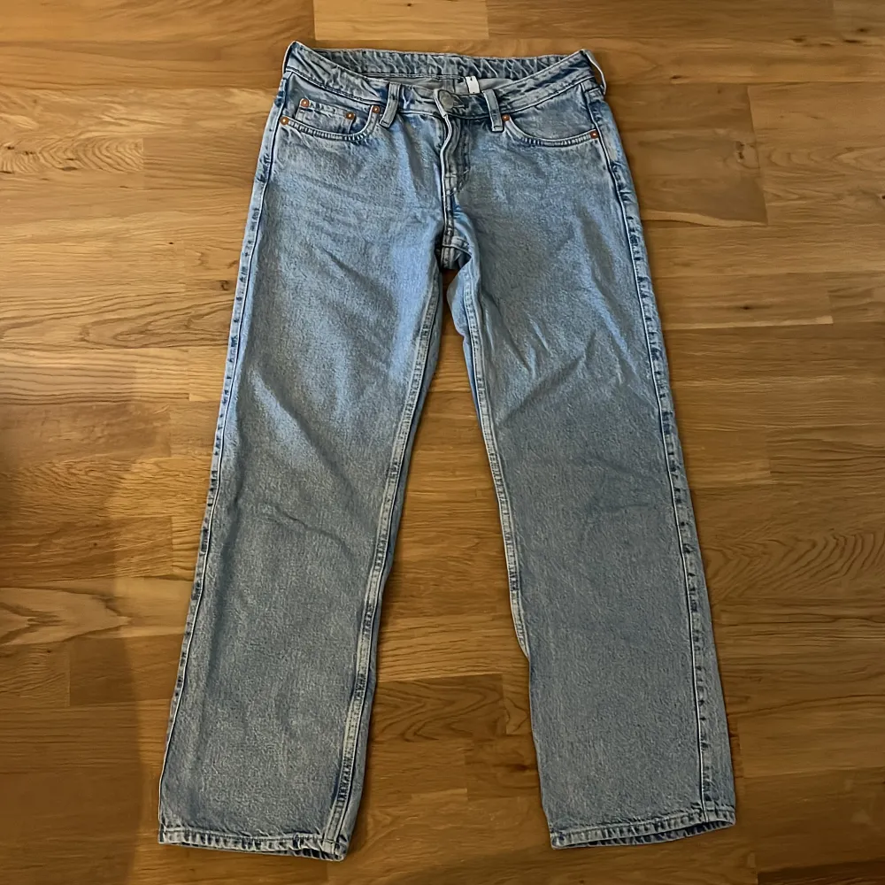 Säljer dessa low waist jeans från Weekday! Jeansen är i bra skick och har bara använt några få gånger! Säljer pga att dom är för små.. Jeans & Byxor.