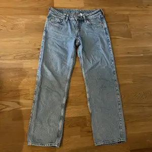 Säljer dessa low waist jeans från Weekday! Jeansen är i bra skick och har bara använt några få gånger! Säljer pga att dom är för små.