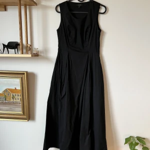 Cos klänning  - Köpt second hand, aldrig använd.  Dragkedjan är lite paj men funkar om man trixar lite! 