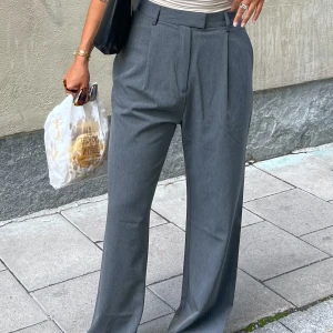 Djerf Avenue Favorite Pants Grey Tall S - Säljer mina så fina gråa oanvända Djerf Avenue favorite pants i modellen tall. Aldrig använda med prislapp på. Storlek S.