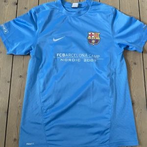 Barcelona Tröja - Barcelona träningströja i storlek M 