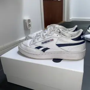 Sneakers från reebok, använda ca 5 ggr, vita och marinblå