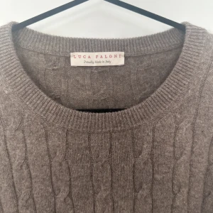 Luca faloni tröja  - Luca faloni tröja köpt i julas men endast använd ca 3 ggr. Jättebra skick utan några defekter.  Storlek large, true to size Nypris 3300kr