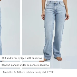 Blåa straight jeans - Säljer dessa blåa mid-waist straight jeans i storlek 30/34 ifrån bikbok Andvända fåtal gånger Nypris 699kr  Mitt pris: 450kr + frakt 