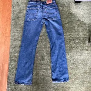 Säljer dessa supernsygga Levis jeans då det inte kommer till användning längre tyvärr
