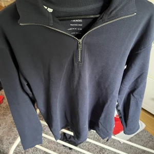 Selected homme 1/4 zip - Navy blå 1/4 zip från Selected homme i storlek S