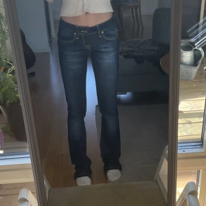 Lågmidjade bootcut - Jättefina lågmidjade bootcut jeans, köpt secondhand men hade prislappen kvar, använda en gång då dom är för långa för mig (163cm)🤍står ingen storlek men skulle tippa xs, s