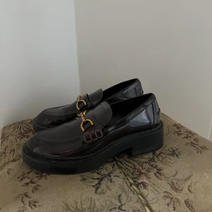 Burgundy loafers - Superfina loafers, använda 1 gång. Säljer pga för små. 