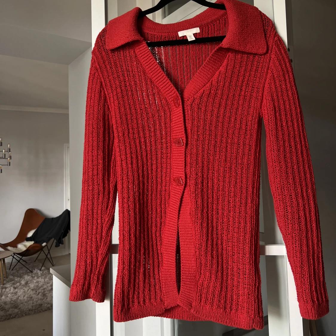 Röd ribbstickad kofta  - 90