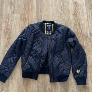 Svea bomberjacka - Marinblå bomberjacka från Svea inga trcken på defekter. Skriv frågor till mig privat.