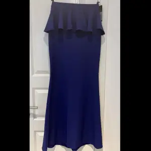 Lång kjol i marinblå färg. Den är oanvänd, har etikett på sig. Kan skickas fler bilder ifall det önskas. Priset kan diskuteras. 