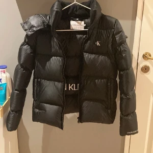 intresse koll! på Ck jacka❤️ - intresse koll på min Ck jacka, nypris 2699 i storlek xs, bara att höra av er vid funderingar 💞