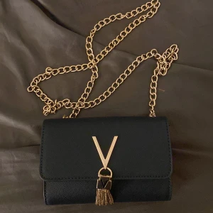 Valentino väska - Säljer denna valentio väska. Väskan är som ny och har endast används ute en gång. Finns en röd ”tyg påse” som kom med väskan. 